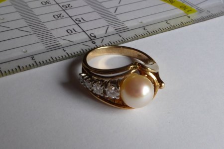585 Goldring mit großer Perle und 4 Diamanten