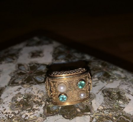 Art Déco Ring mit Perlen, Steinen und Granulation