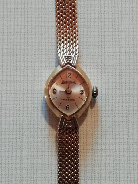 Goldene Armbanduhr für Damen