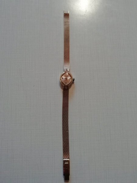 Goldene Armbanduhr für Damen