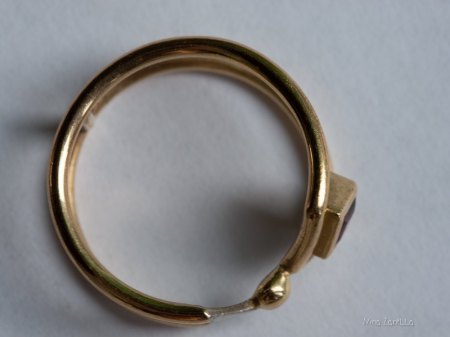Ring, geometrisches Design, Gold mit Stein