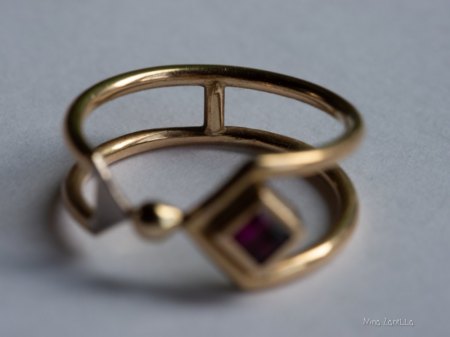 Ring, geometrisches Design, Gold mit Stein