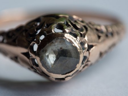 Verzierter Ring mit Stein