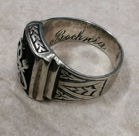 Kann mir jemand Auskunft zu diesem Ring geben?