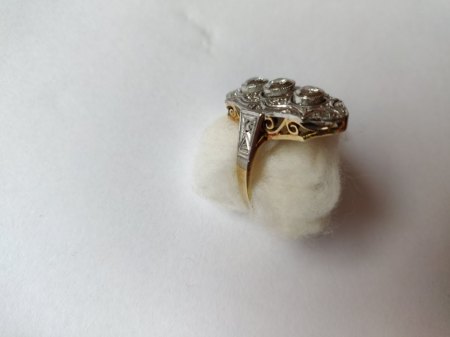 Wertschätzung: Ring aus den 20er Jahren mit Diamanten besetzt.