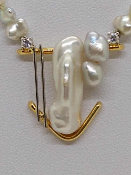 Biete: Hübsche Perlenkette mit handgearbeitetem Anhänger aus Gold mit Brillanten