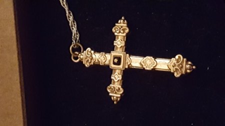 Schaumgold Kreuz mit Onyx?