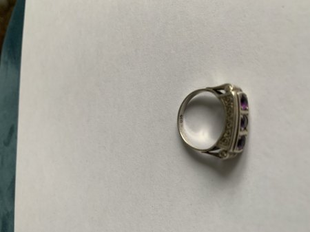 Ring 835 mit lila Steinen