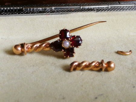 Brosche (14 Karat Gold) 1700-1800 JJ Inkrafttret mit 4 Granaten und einer Perle sucht neuen Besitzer