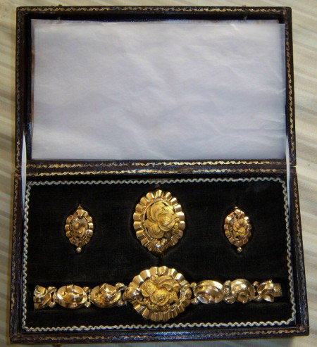 Schmuck Schaumgold Armband Ohrringe Brosche ca. 100 Jahre alt ...jpg