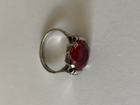 Silberring mit rotem Stein