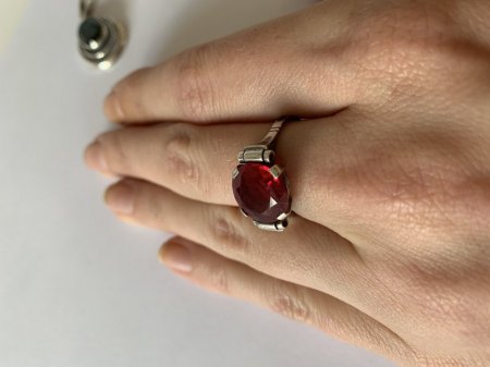Silberring mit rotem Stein