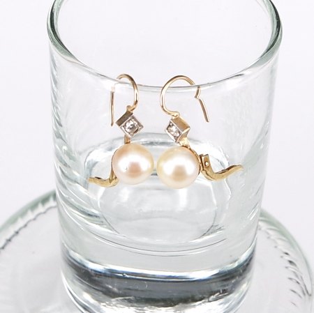Goldene Ohrhänger mit Perle