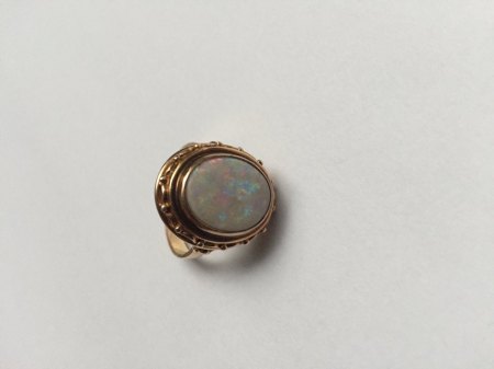 Ist der Goldring 585 mit echtem Opal ?