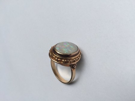 Ist der Goldring 585 mit echtem Opal ?