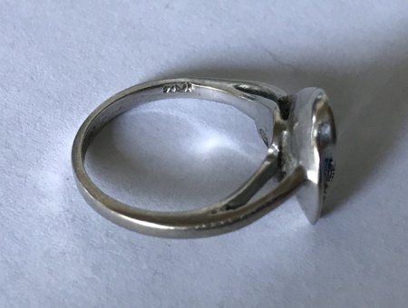 Ring unbekannter Herkunft und Materials