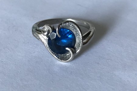 Ring unbekannter Herkunft und Materials