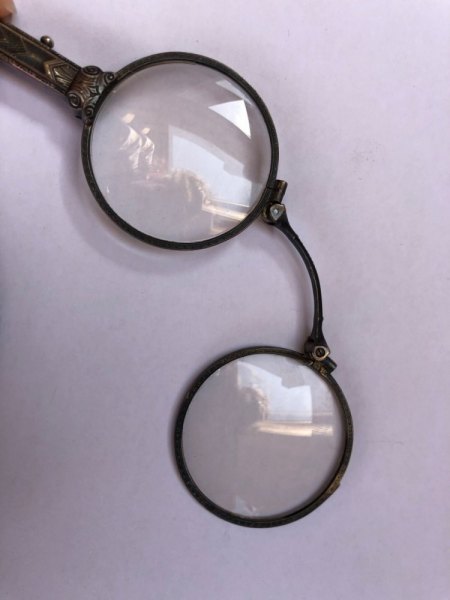 Ausklappbare Brille aus Silber (?)