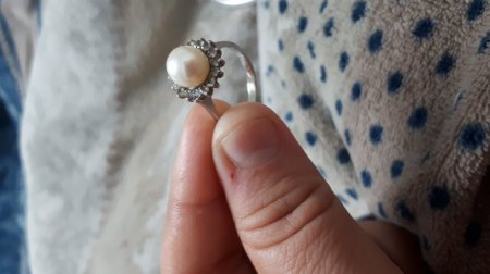 Ein Ring mit Perlen 750