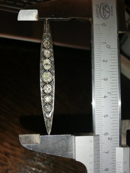 Unbekannt alte Brosche mit 9 Diamanten - bitte um Rat