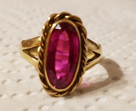 Was ist das für ein alter Ring mit Stein in pink.