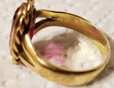 Was ist das für ein alter Ring mit Stein in pink.