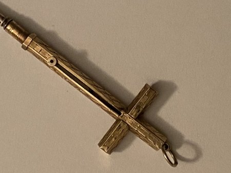 Kreuz mit Stift / Material unbekannt