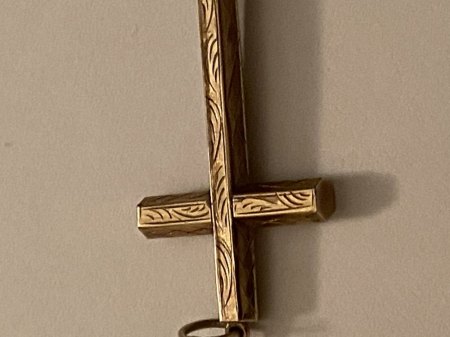 Kreuz mit Stift / Material unbekannt