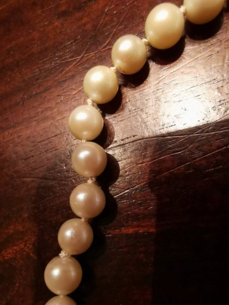 Bitte um Bewertung (Wert + Perlenart) einer Perlenkette rund geschlossen ohne Verschluss