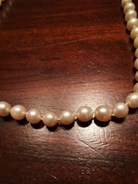 Bitte um Bewertung (Wert + Perlenart) einer Perlenkette ohne Verschluss gerissen