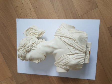 Aus welchem Material ist diese Artemis Skulptur?