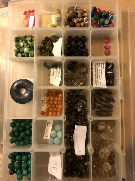 Hobby-Aufgabe: Rosenquarz, Süßwasserperlen, Bernstein,... viele Steine und Zubehör für Schmuck abzugeben