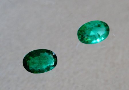 2 ovale Smaragde aus Goldschmiedewerkstatt zu verkaufen