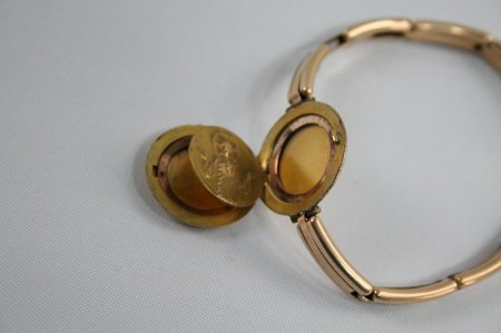 Armband mit Medaillon aus Nachlass. Mit Jesus und Maria im Inneren und Platz für zwei Fotos