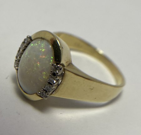 Goldring mit Opal? und 8 kleinen Diamanten