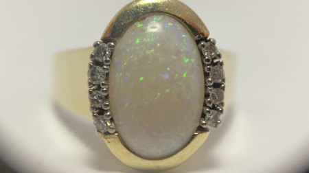 Goldring mit Opal? und 8 kleinen Diamanten