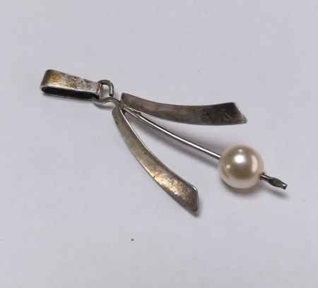 Silberanhänger mit Perle