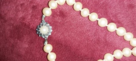 Perlenkette mit Verschluss in Blütenform