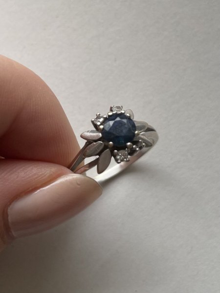 Wie viel ist dieser Silberring mit Saphier/Blaudiamant wert?