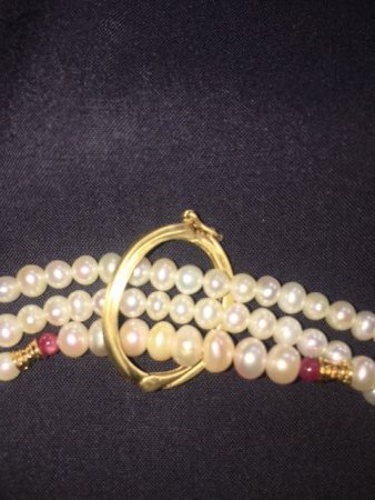 Perlen-Collier (Süßwasserperlen, Rubinen, Gold)