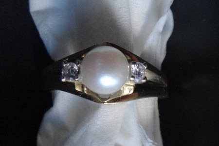 [B] Ring, 750er Gold, besetzt mit 1 Perle und 2 Diamanten