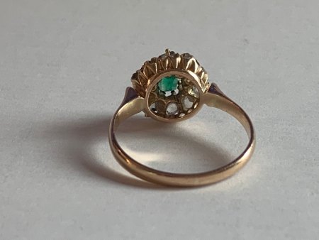 ein kleiner Smaragdring mit ungewöhnlichen Diamanten