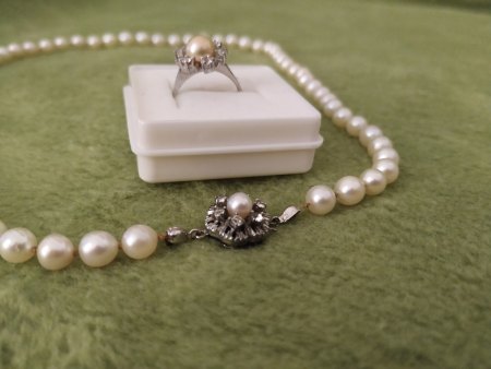 Perlenkette mit Steinen und silber
