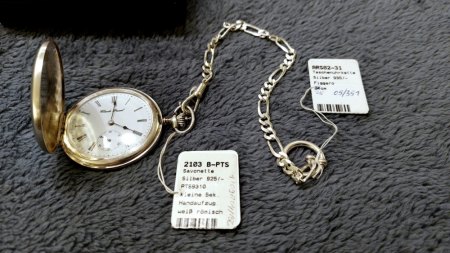 [B] Uhren aus dem alten Uhrenladen unserer Eltern.