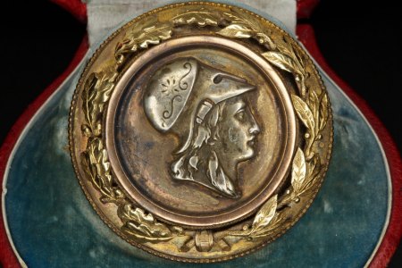 Altersbestimmung Brosche mit dem Kopf der Minerva
