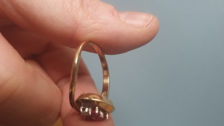 Ring aus Nach Gold 585 mit Steinen - Bitte um Wertschätzung