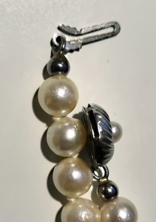 Verschluss an einer alten Perlenkette, wie wird er benutzt?