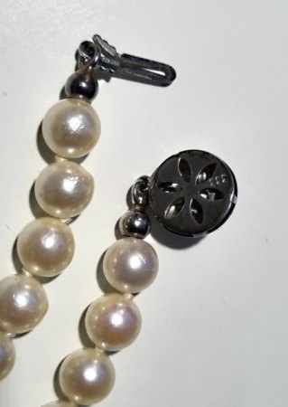 Verschluss an einer alten Perlenkette, wie wird er benutzt?