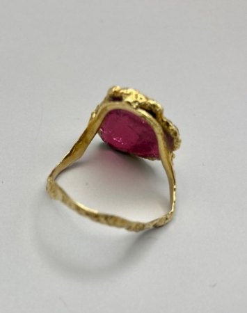 Ring Gold und violetter Stein, sehr merkwürdige Form - kennt das jemand?