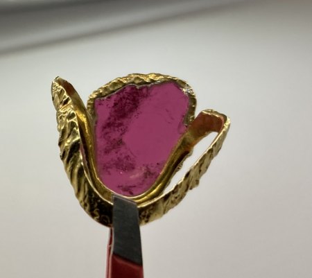 Ring Gold und violetter Stein, sehr merkwürdige Form - kennt das jemand?
